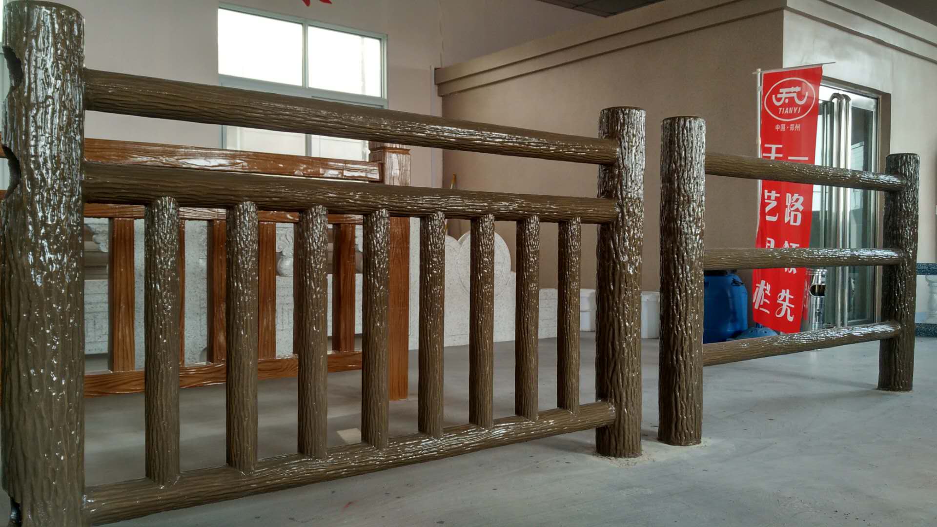 1.8米梯狀仿樹皮護欄 (3).jpg