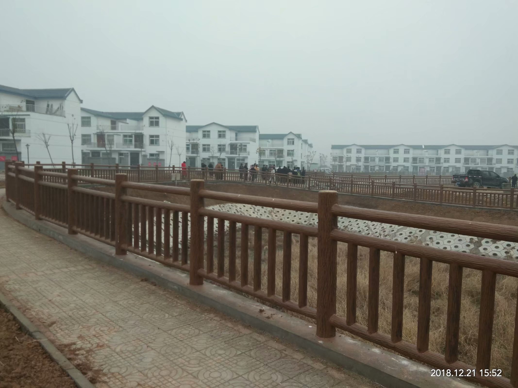 1.8米梯（tī）狀仿樹皮護（hù）欄（lán） (2).jpg