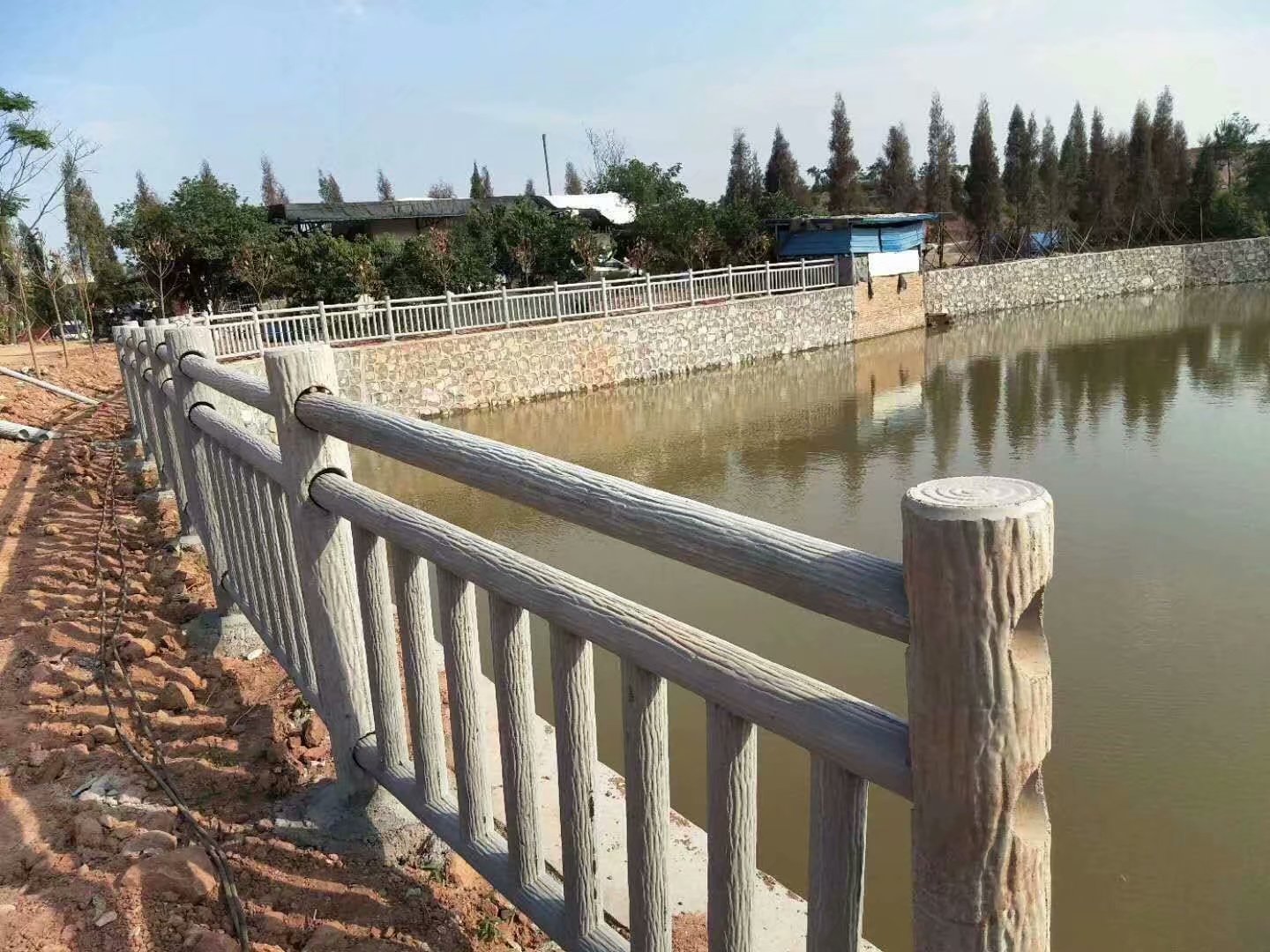 1.8米梯狀仿樹皮護（hù）欄 (13).jpg