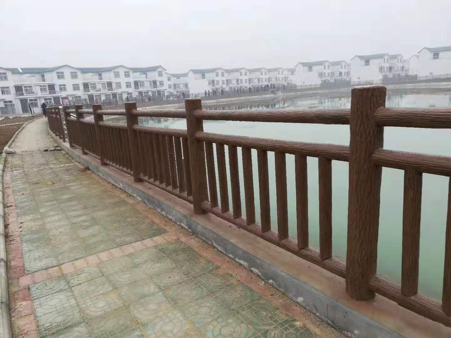 1.8米梯狀仿樹皮護欄 (12).jpg