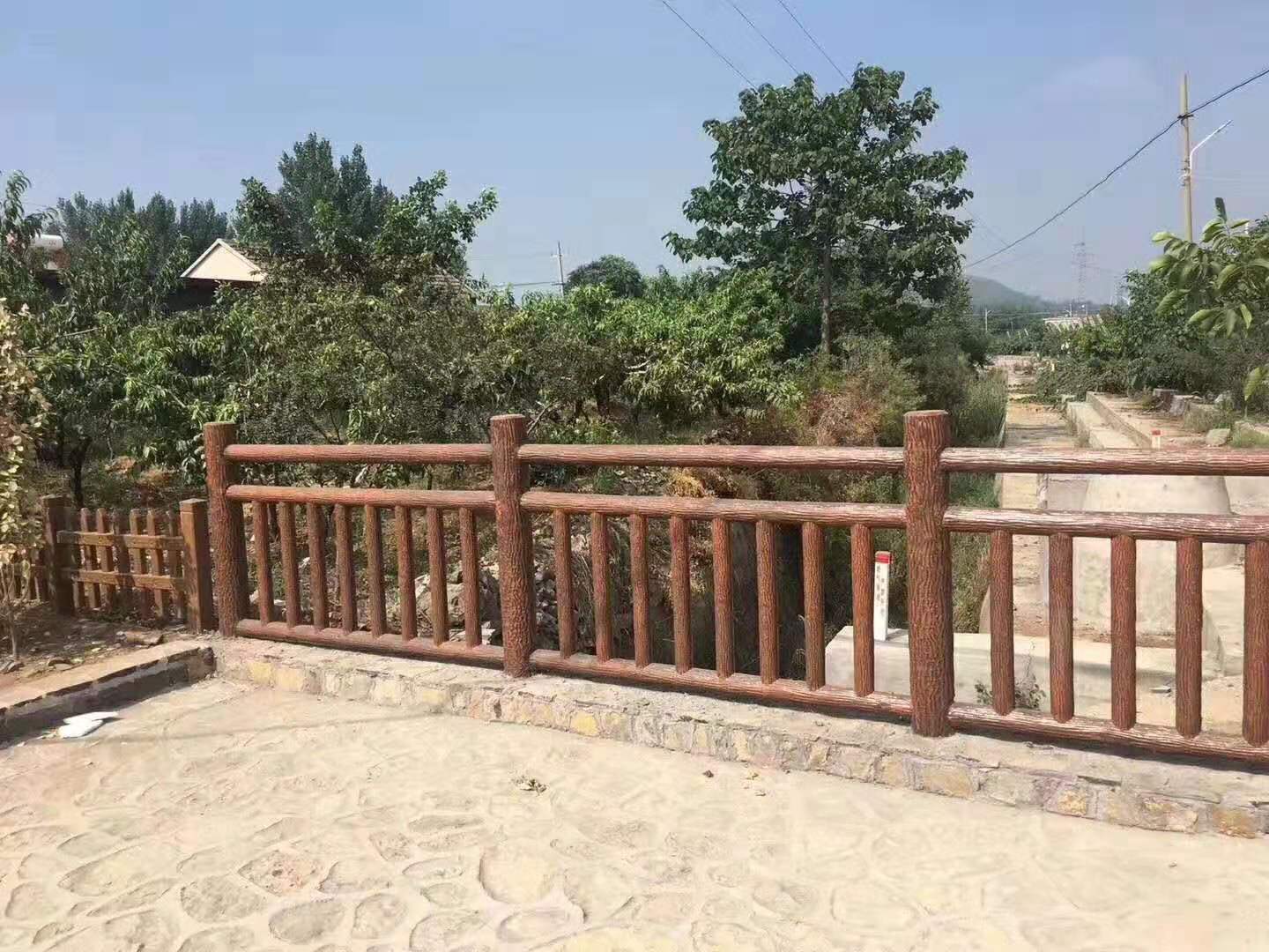 1.8米梯狀仿樹皮護欄 (7).jpg