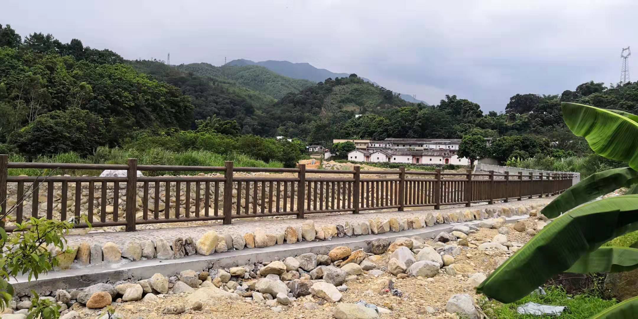 1.8米梯狀（zhuàng）仿樹皮護欄 (6).jpg